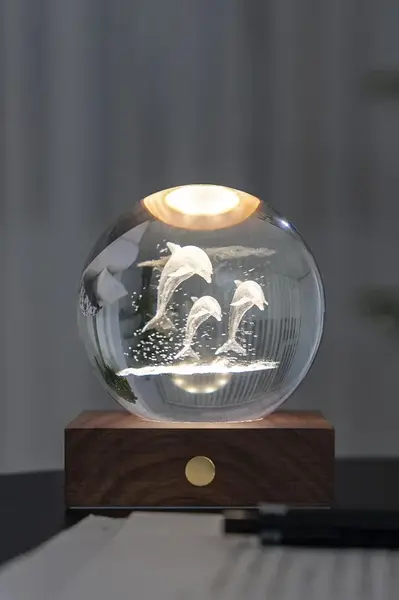 Bezdrátová stolní LED lampa Gingko Design Amber Crystal Light 9,5 x 8 cm