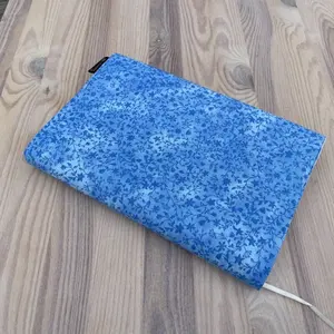 Obal na knihu Bílé kytičky na modré