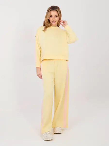 Žluté kalhoty s růžovými pruhy