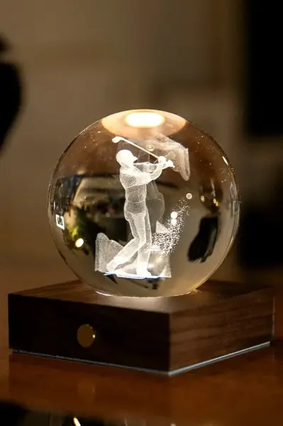 Bezdrátová dekorativní LED lampa Gingko Design Amber Crystal Light 9,5 x 8 x 8 cm