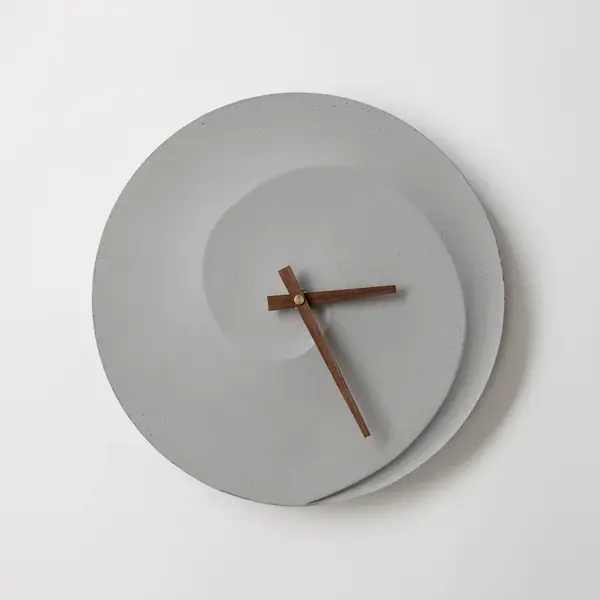 ODLITO Betonové nástěnné hodiny Spirála – přírodní – 30 cm – hnědé ručičky