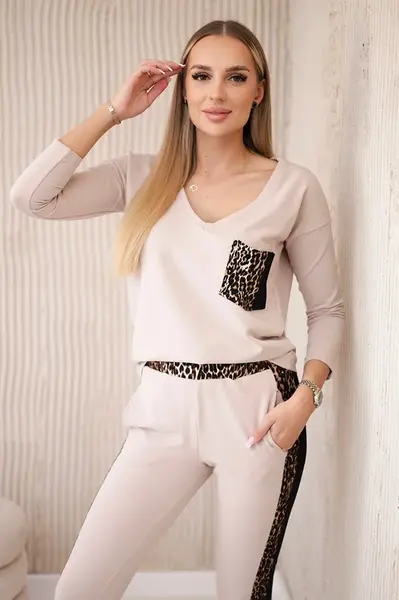 Set with beige panther motif