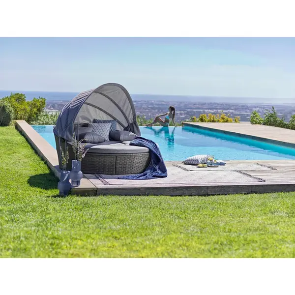 Luca Bessoni ZAHR. POHOVKA VE TVARU MUŠLE textil, kov, plast