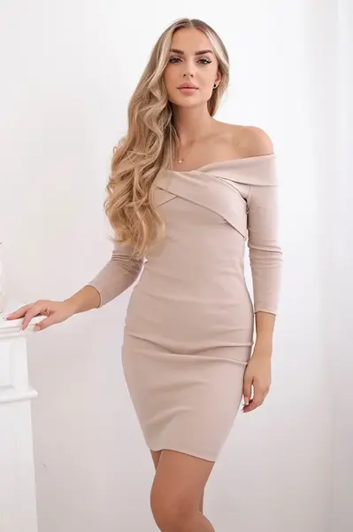 Šaty s výstřihem do V světle béžové barvy