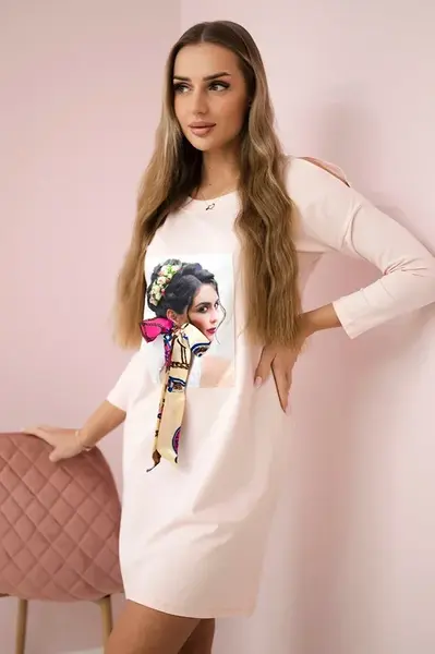 Šaty s grafikou a barevnou mašlí 3D pudrově růžové