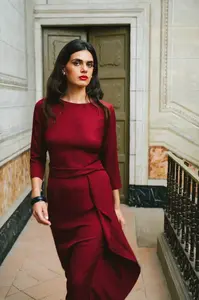 Elegantní dámské šaty s ozdobným volánem