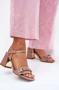 EVENTO Kožené lakované dámské sandály na podpatku béžové Mevonelle