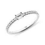 Prsteň z bieleho zlata s emerald diamantom a briliantmi KLENOTA