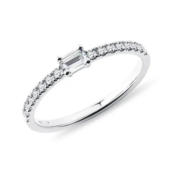 Prsteň z bieleho zlata s emerald diamantom a briliantmi KLENOTA