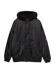 Pull&Bear Prechodná bunda  čierna