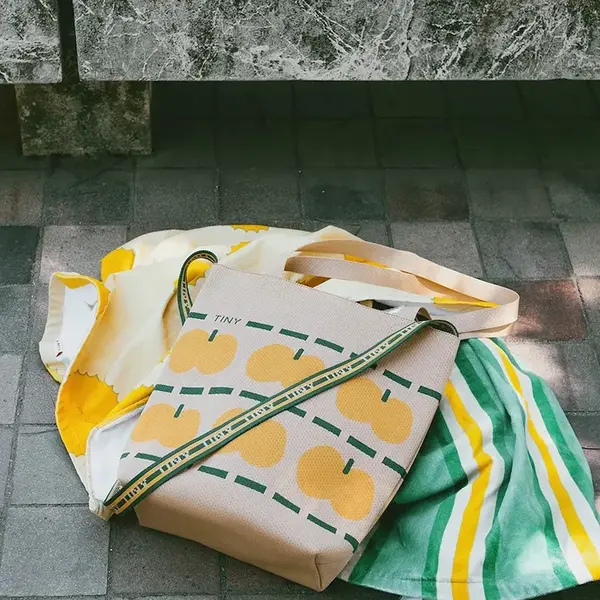Dětská kabelka Tinycottons TANGERINES TOTE BAG béžová barva, SS25-391