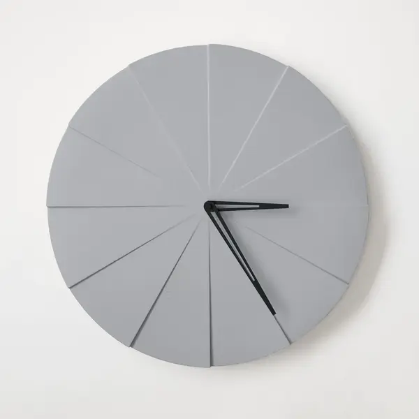 ODLITO Betonové nástěnné hodiny Koláč – šedá – 50 cm – černé ručičky