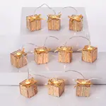 Světelný řetěz s dřevěnými dárečky