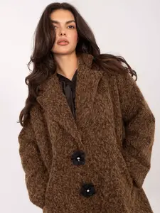 Hnědý kabát s velkými knoflíčky