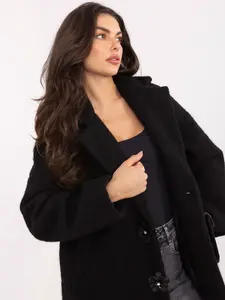 Čierny kabát s veľkými gombíkmi