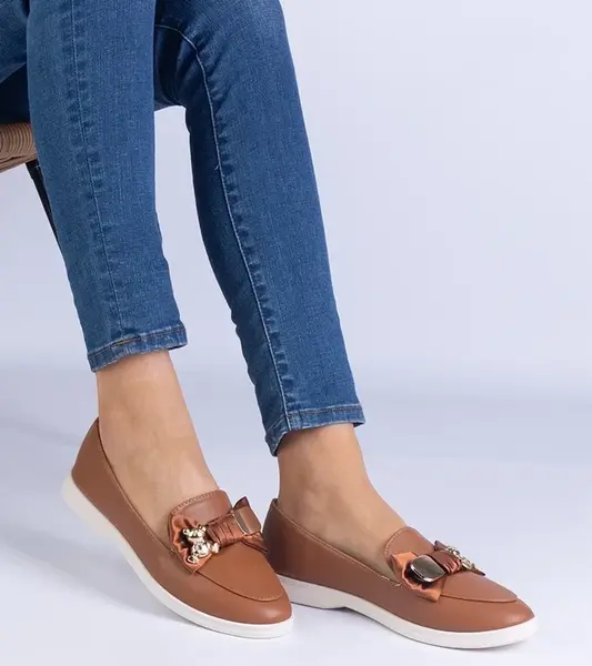Gemre Brown moccasins decorated with a bow and a golden teddy bear Nensi