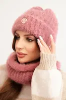 Kesi Dámská souprava čepice a šály zimní huňaté s ozdobným emblémem tmavě růžový