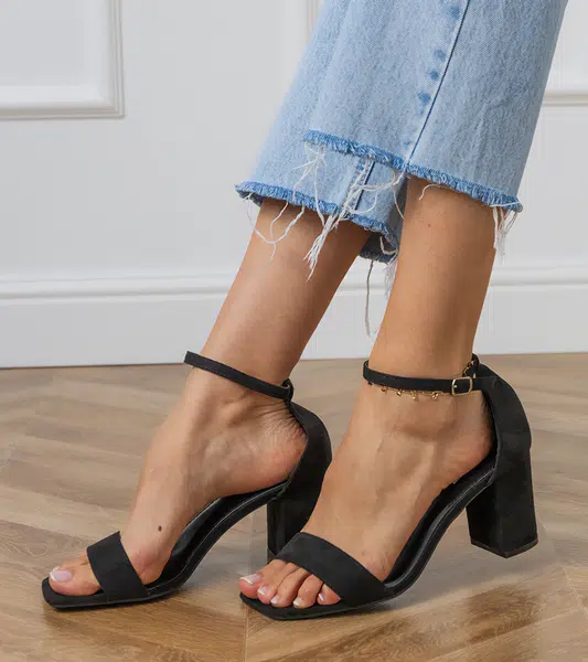 Gemre Black sandals with a strap and square toe on a block heel Ronas