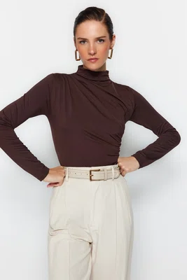 Trendyol Brown Shromážděné Detailní Vysoký Krk Snap Snap Elastické Pletené Kombinézu