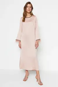 Světle růžové večerní šaty Trendyol s kameny a detailem Otriche