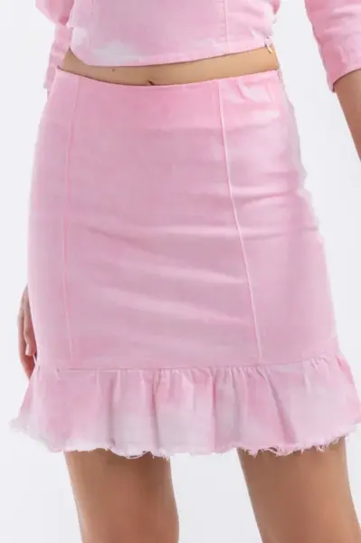 Chiara nosí ženskou sukni s motýly