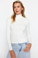 Trendyol Ecru Premium Měkký látkový rolák vypasovaný/kluzký pletený halenka