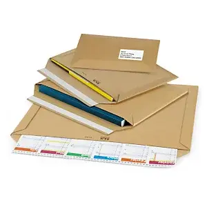 100 x Obálky z pevné kartonové vlnité lepenky se samolepicím uzávěrem, 440x320x40 mm, hnědé | RAJA