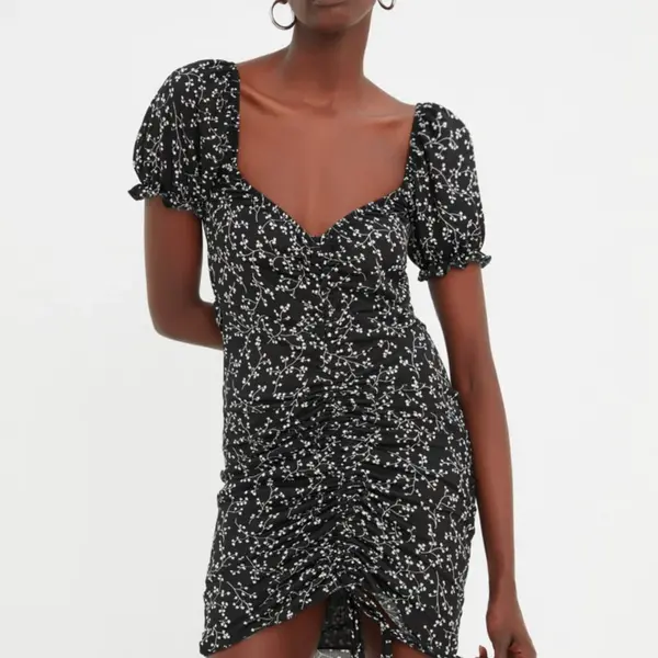 Trendyol černé tištěné srdíčkové výstřihy skládané pletené mini šaty s krátkým rukávem