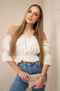 Béžová blůza přes rameno