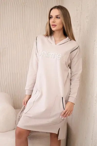 Šaty s nápisem neomezená béžová