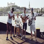 Červený Bicykel – Na lavičke