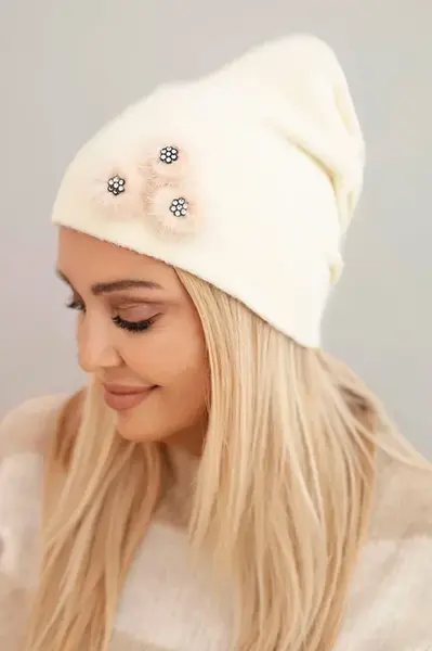 Kesi Dámská čepice s ozdobnými chlupatými květinami elegantní béžová