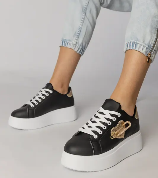 Gemre Black sneakers with a heart pierced by a pin Lerisol