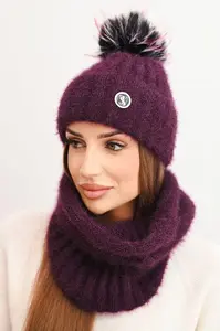 Dámská čepice s bambulí a pleteným vzorem