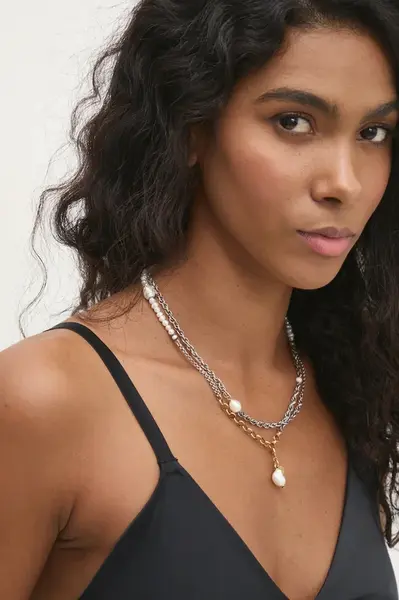 Ručně vyrobený náhrdelník z pozlaceného stříbra s kultivovanou perlou Answear.LAB