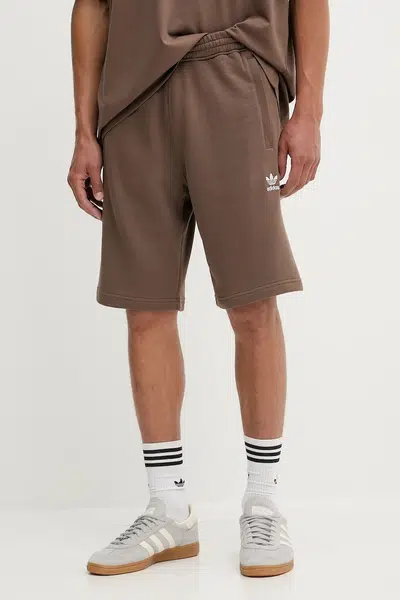 Bavlněné šortky adidas Originals Ess Nc Oc Tee pánské, hnědá barva, KE6583