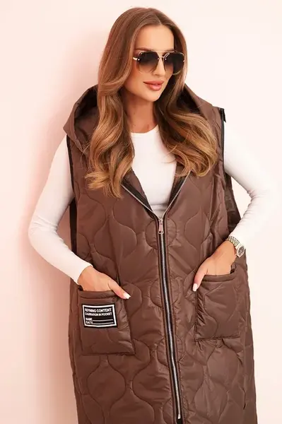 Kesi Włoski Dámská prošívaná vesta Plus Size s kapucí na zip hnědá