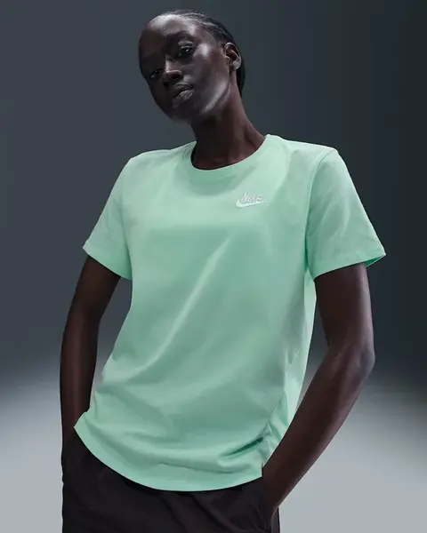 Nike Sportswear Club Essentials Womens T-Shirt S