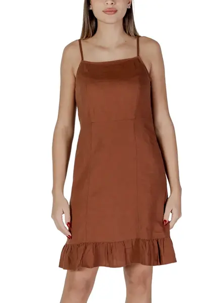 Hnědé šaty na ramínka