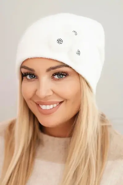 Polski Dámska čiapka s ozdobnými kožušinovými kvetmi elegantná biela