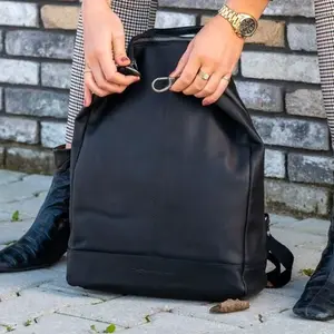 Dámsky kožený batoh The Chesterfield Brand Menchester - čierna