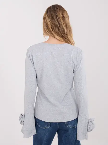 Šedá halenka s ozdobnými rukávy