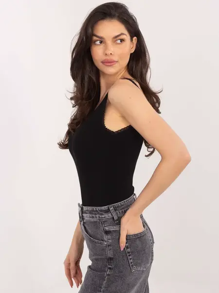 Černý top na ramínka