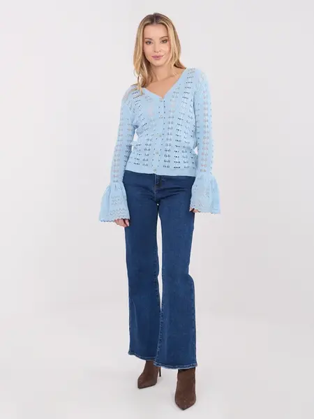 Svetlomodrý sveter s volánovými rukávmi