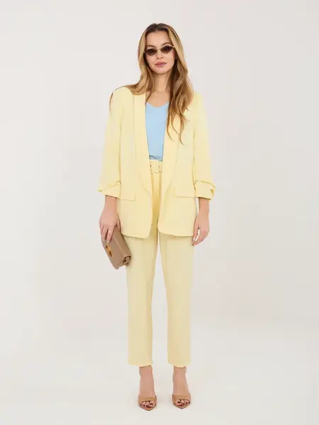 Světle žlutý komplet s kalhotami