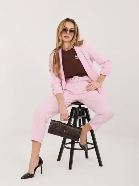 Světle růžový elegantní komplet s pasem