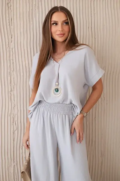 Kesi Włoski Komplet s náhrdelníkem halenka + kalhoty šedý