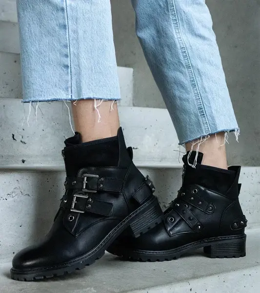 Gemre Black ankle boots embellished with studs on a flat heel Neffa