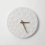 ODLITO Betonové nástěnné hodiny Měsíční kráter – bílá – 30 cm – hnědé ručičky