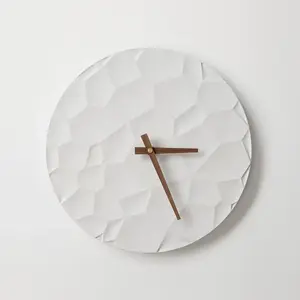 ODLITO Betonové nástěnné hodiny Měsíční kráter – bílá – 30 cm – hnědé ručičky